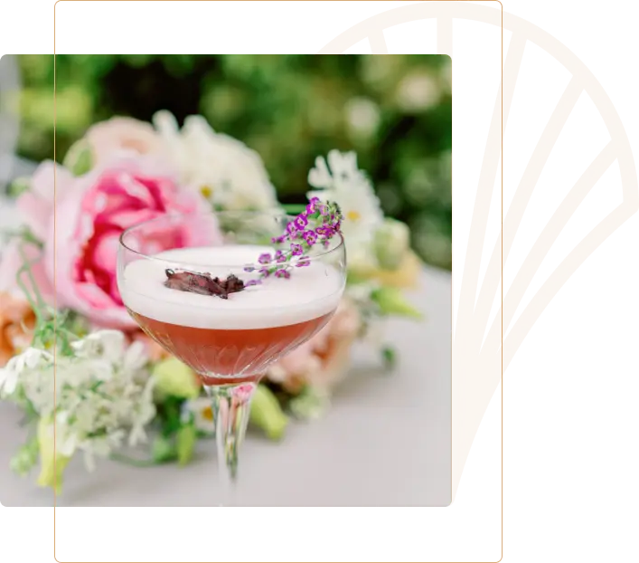 Gros plan sur une réalisation cocktails avec topping décoratif