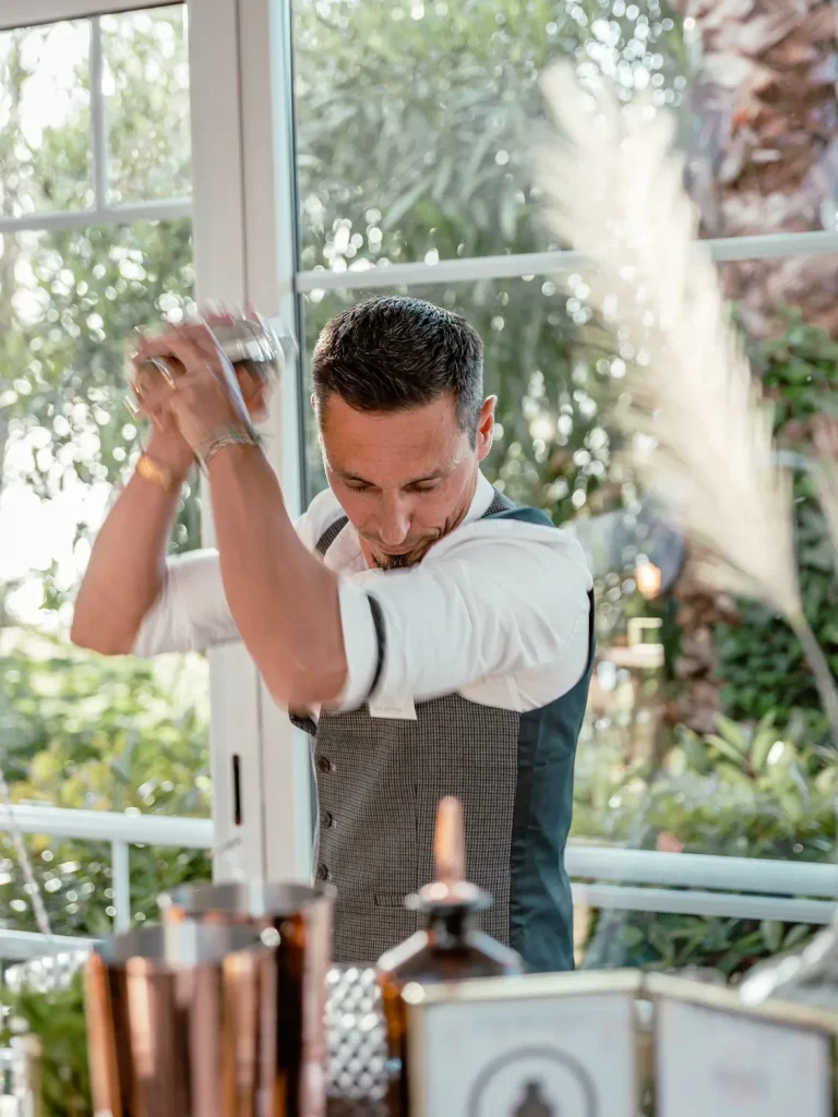 Barman en train de secouer son shaker