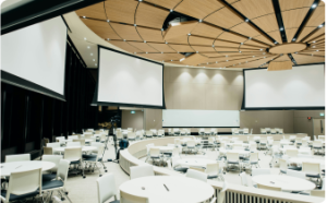Intérieur d'une salle de séminaire