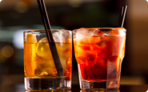 Grops sur deux verres à cocktails